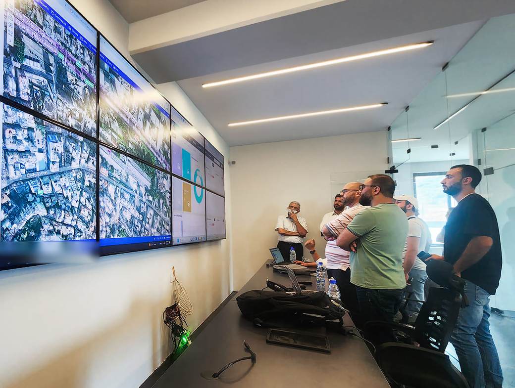 Sala de monitoreo con video wall de rastreo de unidades en tiempo real