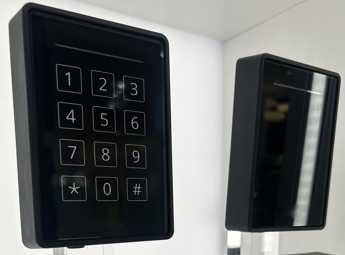 Teclado y lector de proximidad para control de acceso
